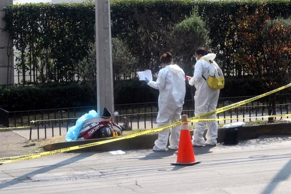 Un motociclista murió al impactarse contra un poste, en Paseo de las Palmas y Cerro de Mayka, en Las Lomas.