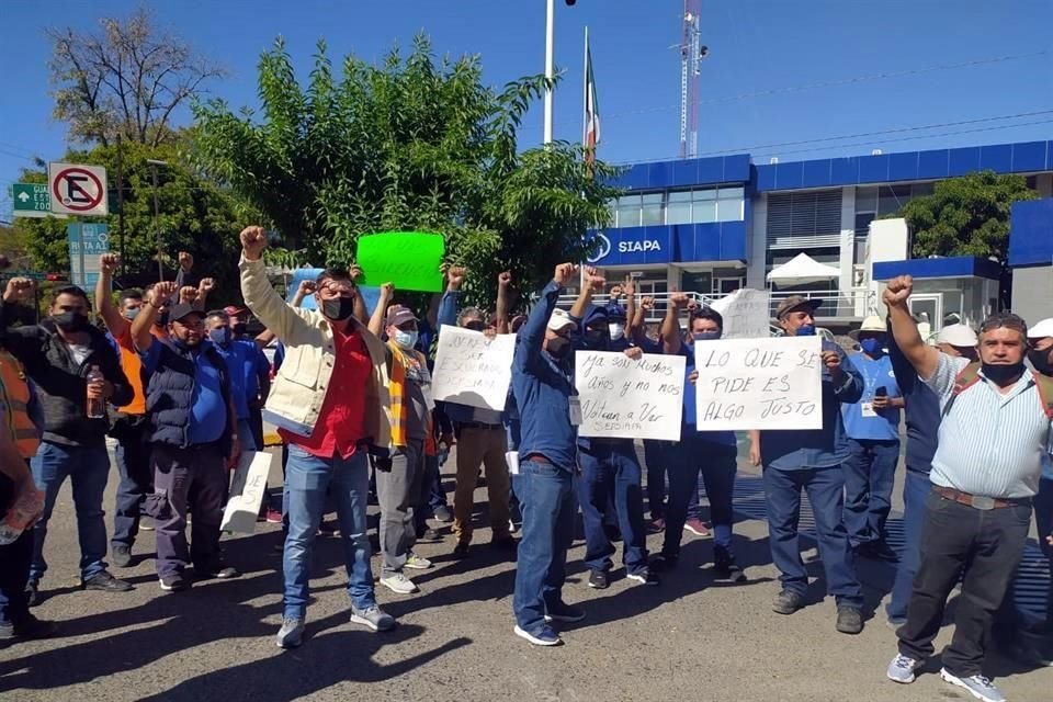Empleados del Siapa se manifestaron afuera de la dependencia inconformes porque sus actividades se han incrementado.