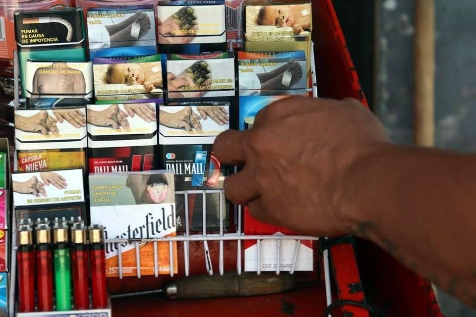 La cajetilla de cigarros que cuesta 63 pesos valdrá en enero 66 pesos y la de 23 en 25 pesos, según tenderos.