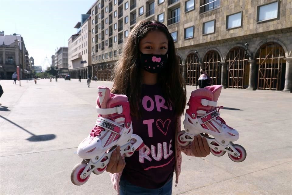 Ivonne Valentina acudió acompañada de su mamá y su abuelo, para estrenar los patines color rosa que pidió para Navidad.