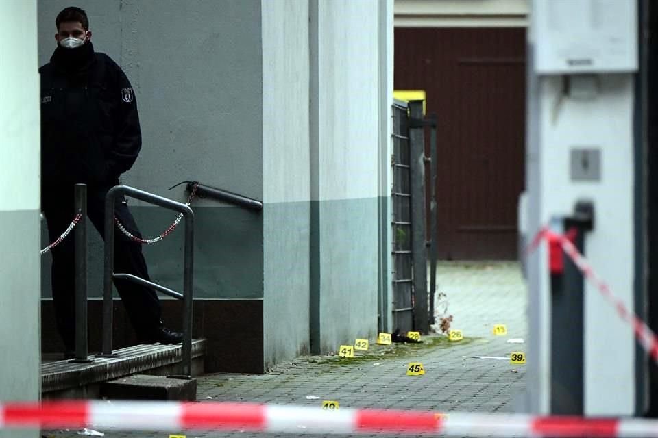Policías de Berlín vigilan la zona donde se registró un tiroteo que dejó al menos cuatro heridos graves.