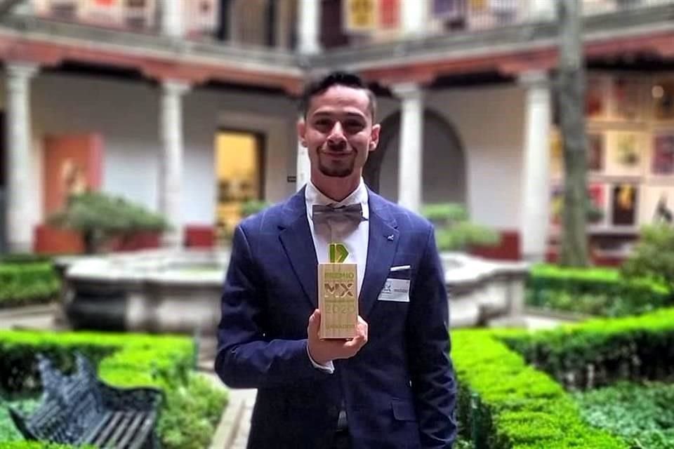 Alfonso Arias Martínez recibió el Premio Nacional de Diseño 'Diseña México 2020'.