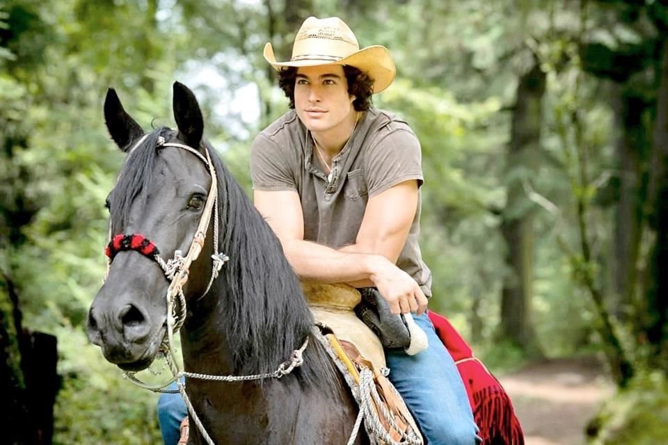 El actor de la telenovela 'Quererlo Todo' ya ha recibido propuestas para llevar su primer libro a la pantalla chica o grande.