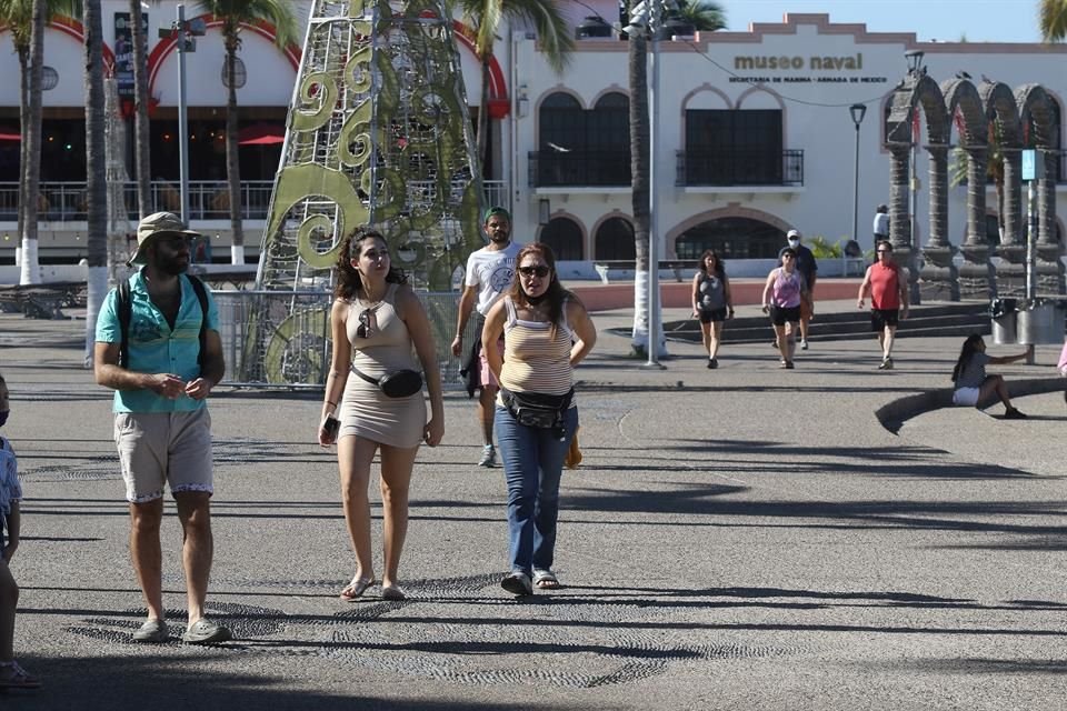 Restaurantes-bar de Puerto Vallarta que están ubicados sobre el Malecón, podrán operar en su horario regular, hasta las 2:00 horas.