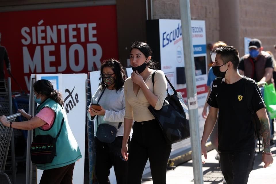 Varias personas suelen quitarse el cubrebocas al estar en lugares concurridos.