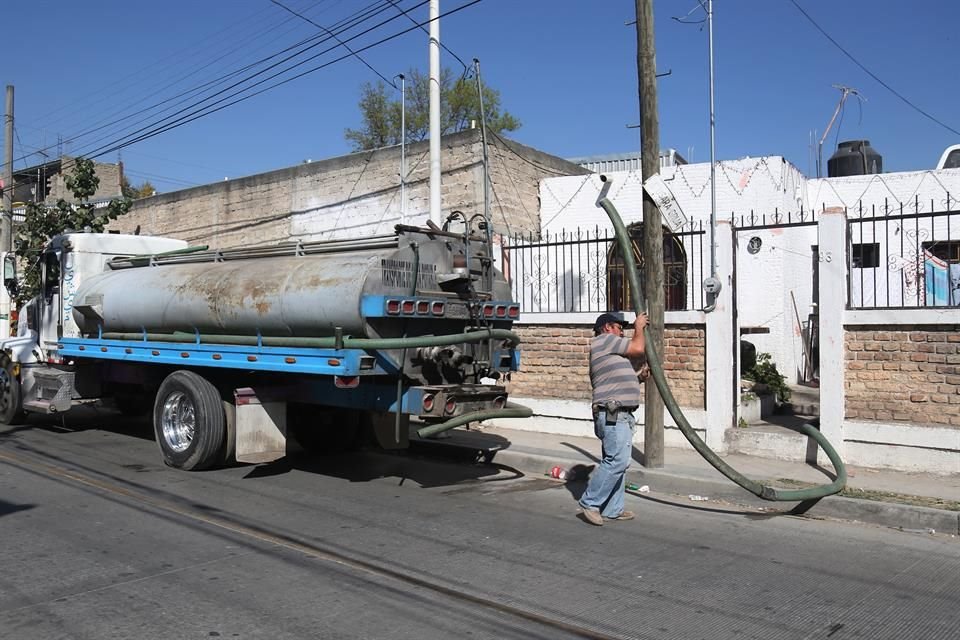 En San Juan de Ocotán llevan varios años con el desabasto de agua, por lo que la gente tiene que recurrir a las pipas para llenar sus aljibes.