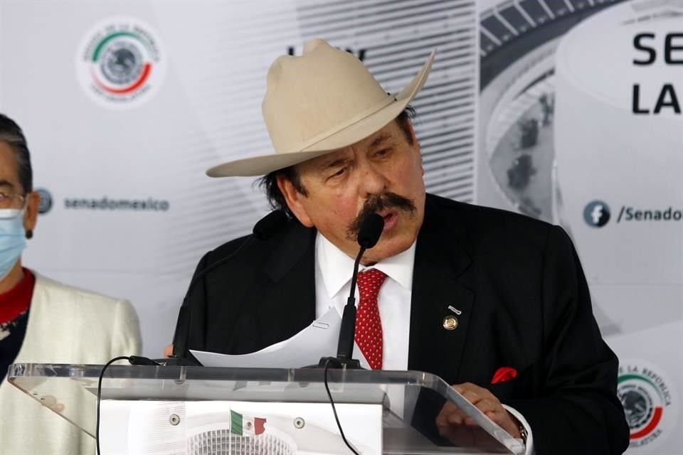 Para el legislador, se despilfarra mucho dinero en turismo internacional científico.