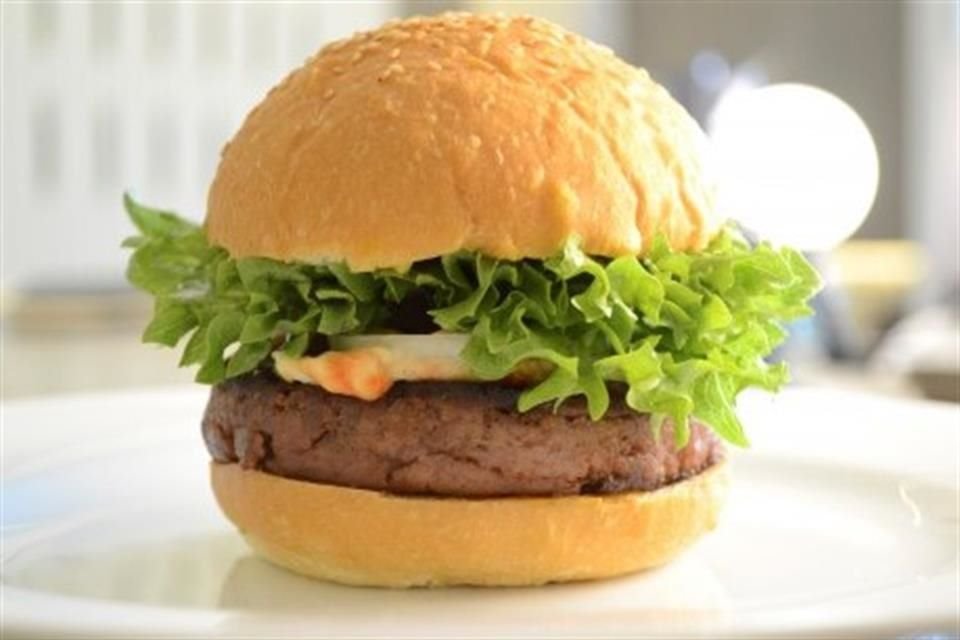 La hamburguesa de Cricket One, una empresa vietnamita, se elabora con 200 grillos y su sabor es similar a la carne ahumada.