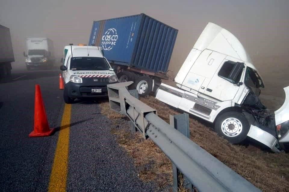 Debido a las tolvaneras, un camión pesado se salió de la carretera.