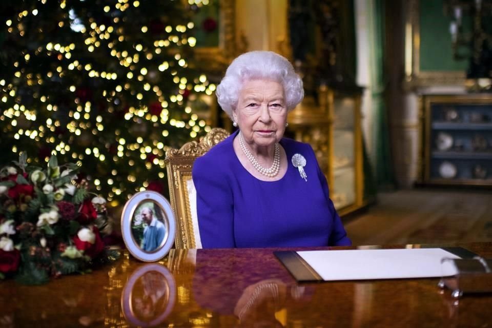 La Reina Isabel II publicó un mensaje esperanzador en el que vaticina mejores días en el que la gente pueda volver a estar unida.