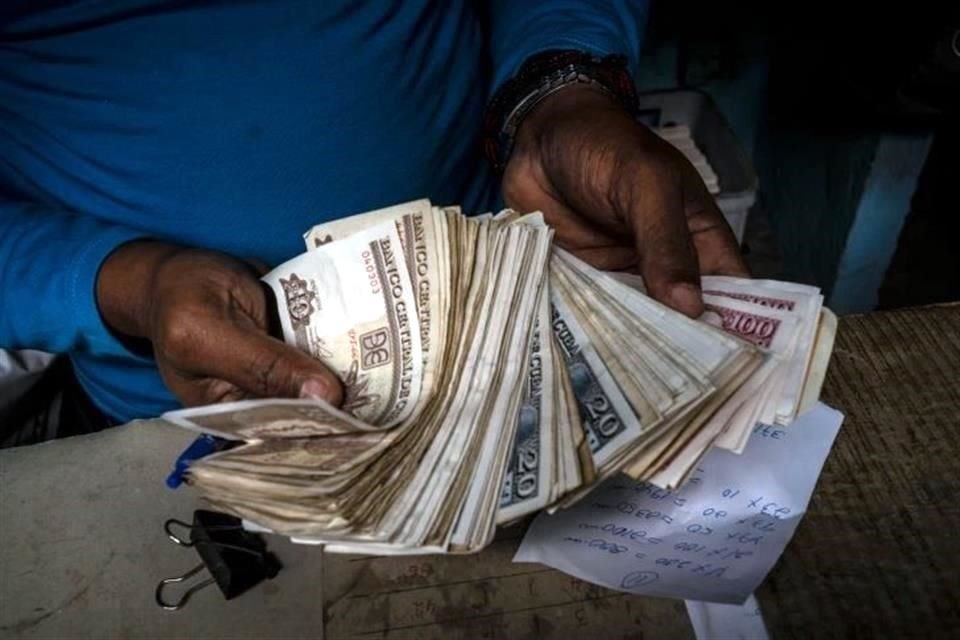 A partir de hora, la única moneda que circulará en la isla será el peso cubano; 24 de estas unidades equivaldrán a un dólar para todos los sectores.