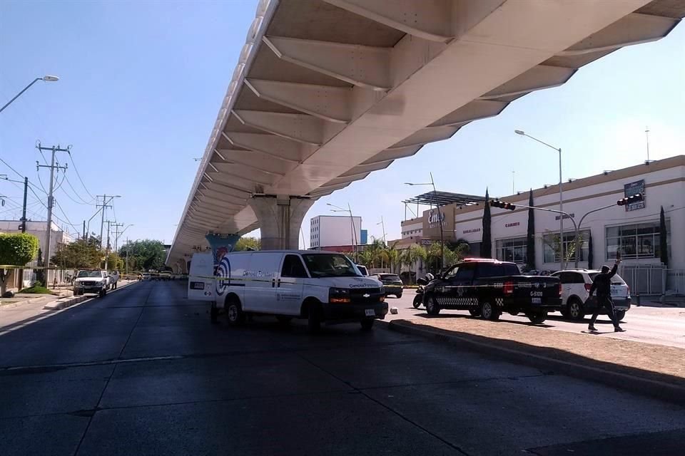 Las víctimas viajaban en una moto tipo cross cuando cayeron al suelo por causas no esclarecidas, en el sentido que va de la Glorieta del Charro hacia la Calle Irineo Paz.