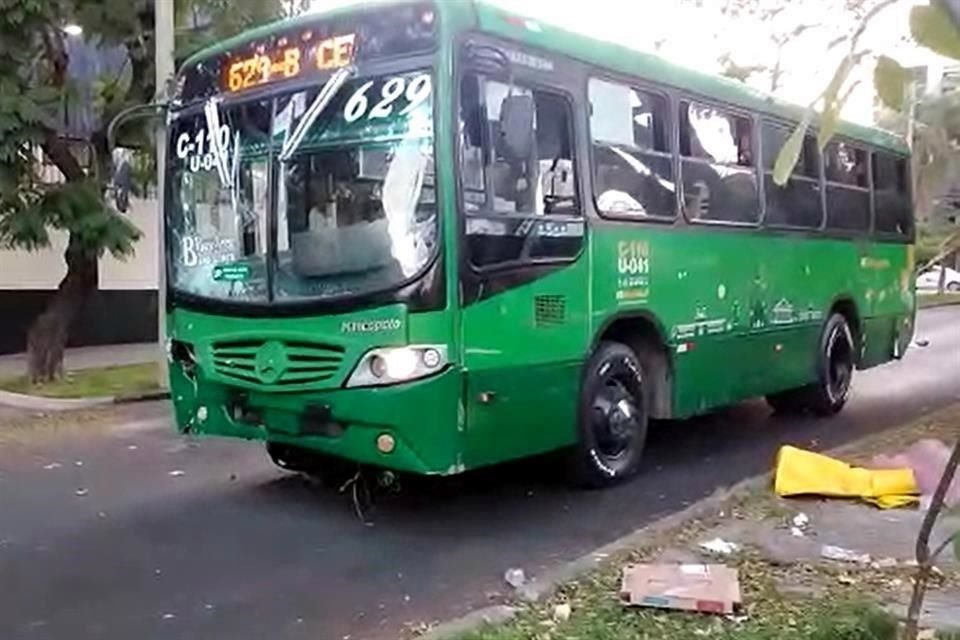 El chofer de la unidad escapó tras el percance.