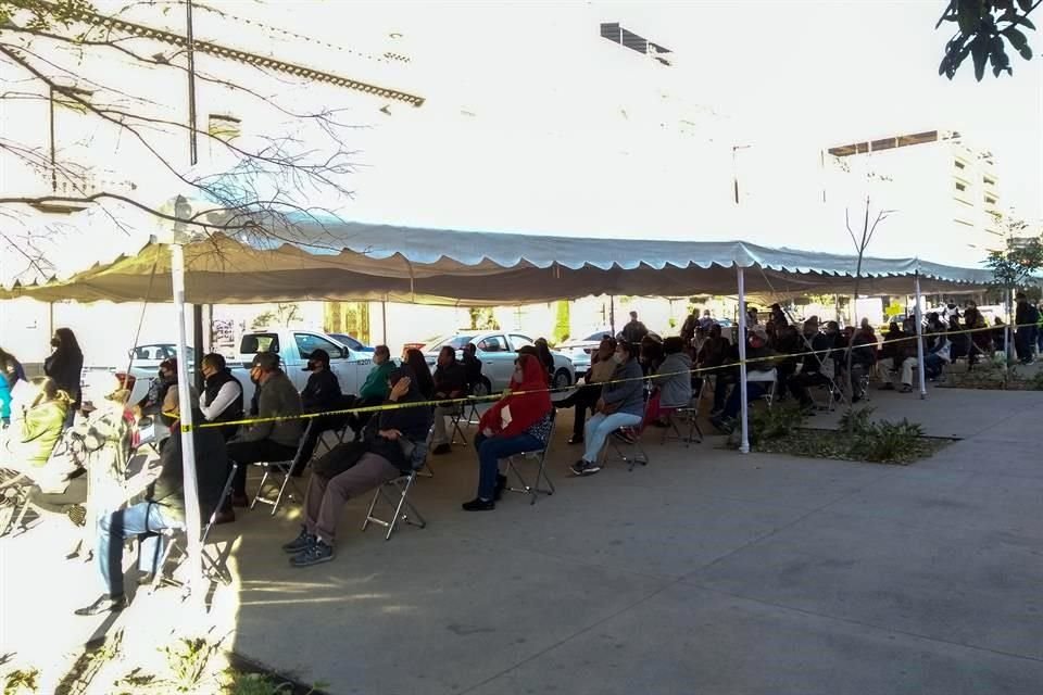 En contra esquina de la Recaudadora 1 en Miguel Blanco y Colón colocaron un toldo para evitar que la gente no haga fila sin sana distancia.