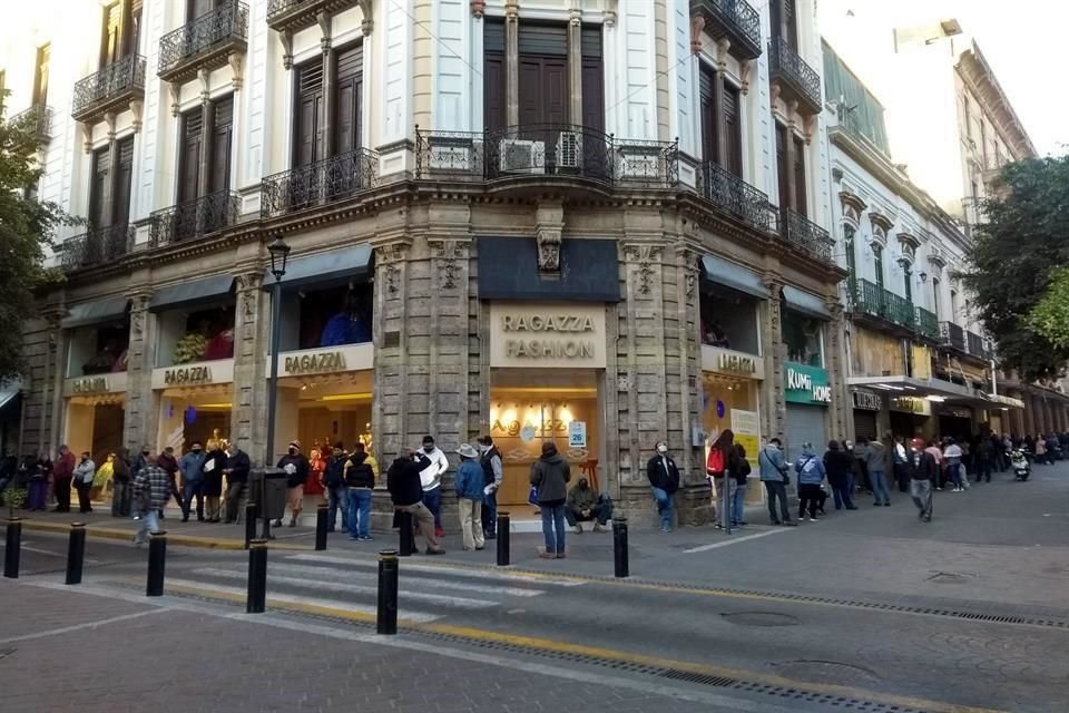 Fila de personas que llegaron desde las 5 de la mañana para ser las primeras en pagar sus refrendos vehiculares y predial.