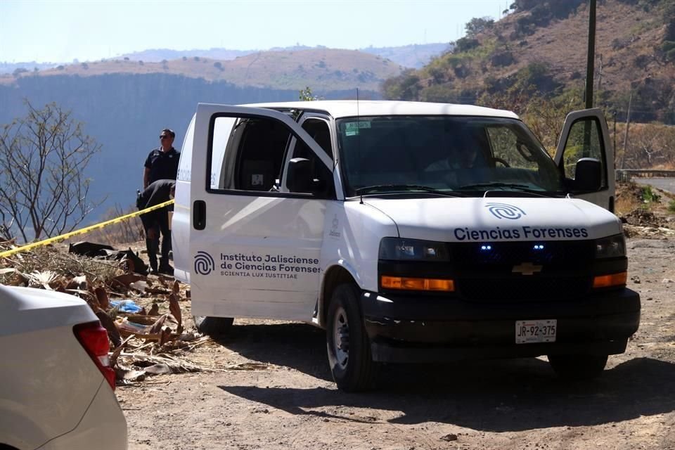 El cadáver de un hombre atado de las manos y parcialmente cubierto con una cobija fue localizado abandonado a un costado de la Carretera a Saltillo, en Zapopan.