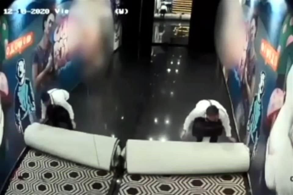 Dos de los trabajadores removieron la alfombra y limpiaron rastros hemáticos en el pasillo hacia sanitarios. 