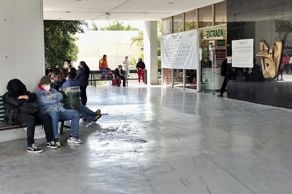 En el Centro Médico familiares se pasan en vela esperando informes de sus pacientes.