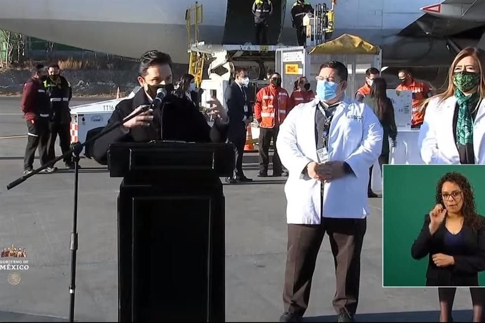Zoé Robledo, director del IMSS, en el aeropuerto de Monterrey.