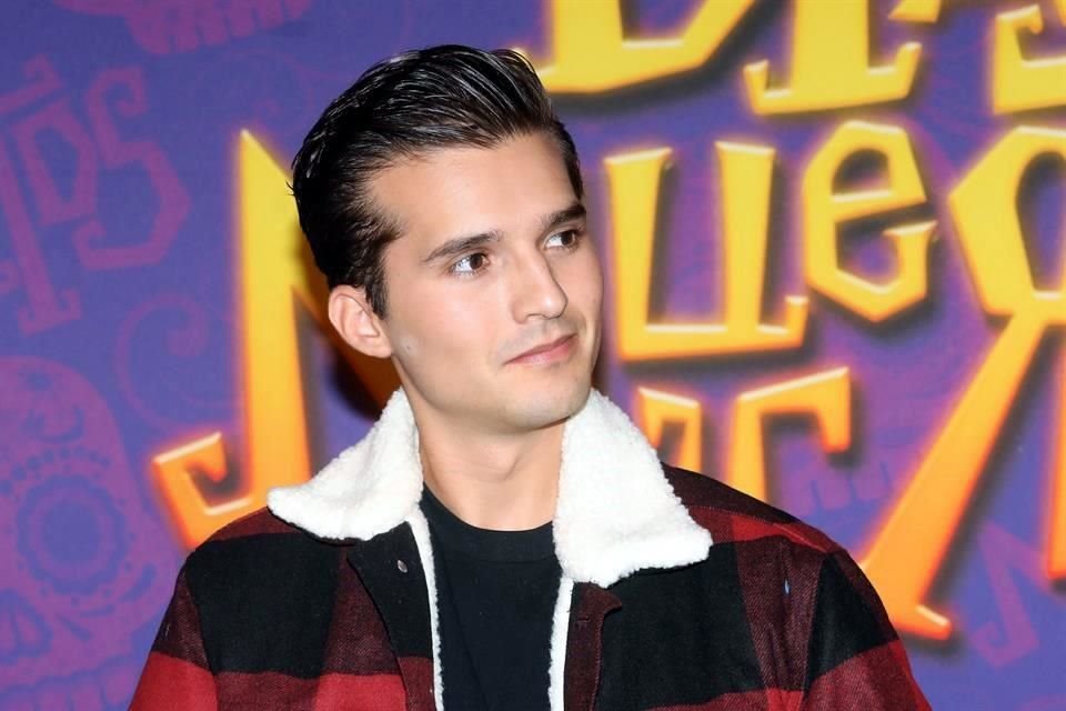 El actor de doblaje Memo Aponte es señalado en redes sociales de haber sido expulsado de la universidad en la que estudiaba por presunta agresión de género.