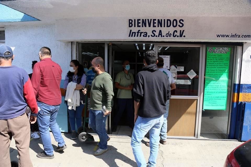 Las recargas de tanques de oxígeno medicinal pueden requerir una larga espera en Guadalajara.