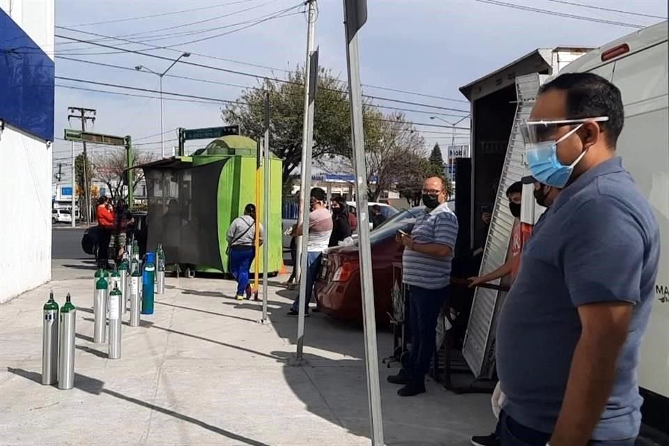 Las familiares están tardando cerca de una hora para poder ser atendidos.