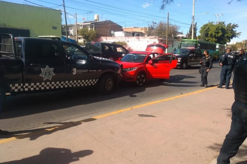 Un reporte sobre balazos en la Colonia Insurgentes de la Presa, llevó a policías de GDL a detener a 10 hombres y una mujer que traían armas.