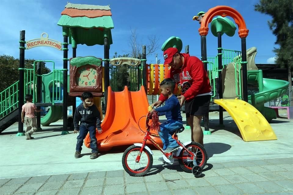 Decenas de niños salieron a jugar con sus regalos de Reyes.