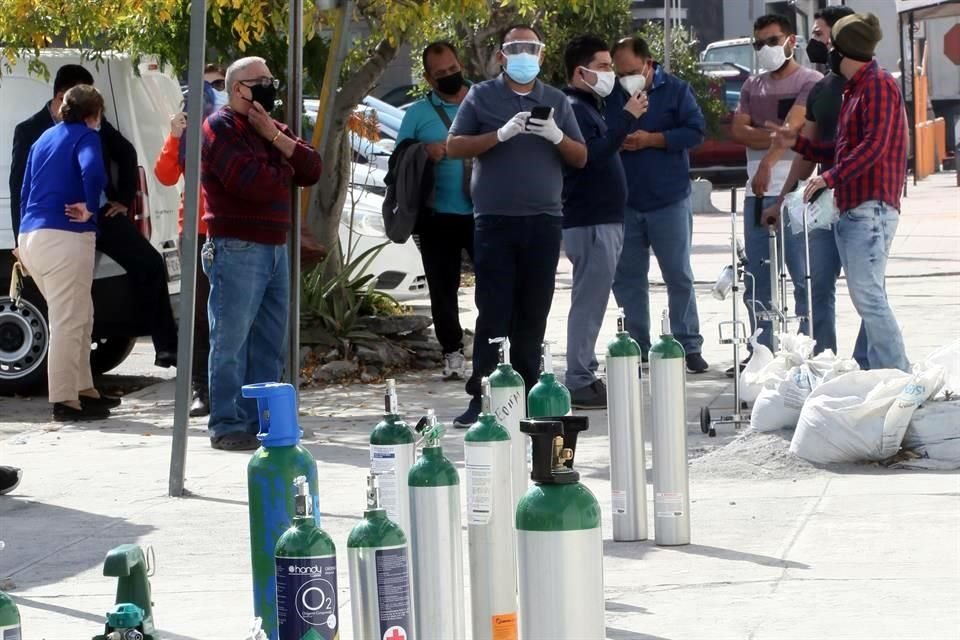 Personas en busca de oxígeno hicieron fila en un centro de equipamiento médico en Mitras Centro.