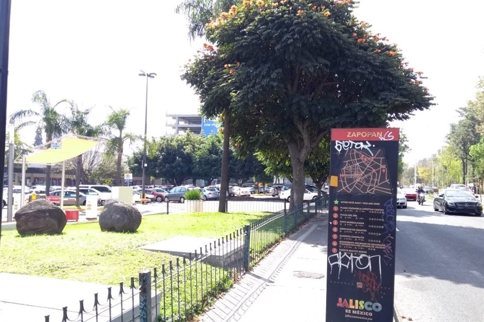 El hombrefue herido de bala afuera de un centro comercial.