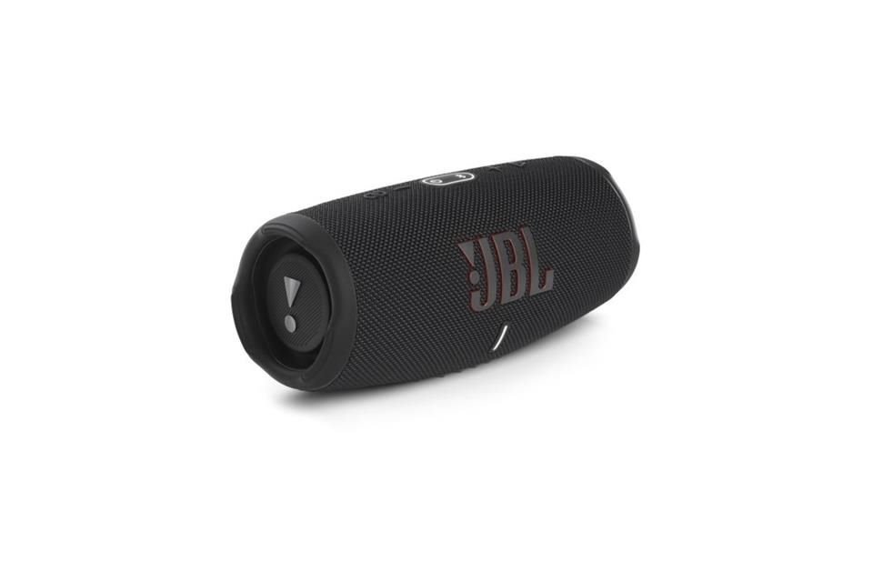 La nueva bocina es la JBL Charge 5, la cual llega con un diseño a prueba de polvo y agua. Ésta integra un controlador en forma de pista de carreras, tweeter separado y radiadores pasivos duales.