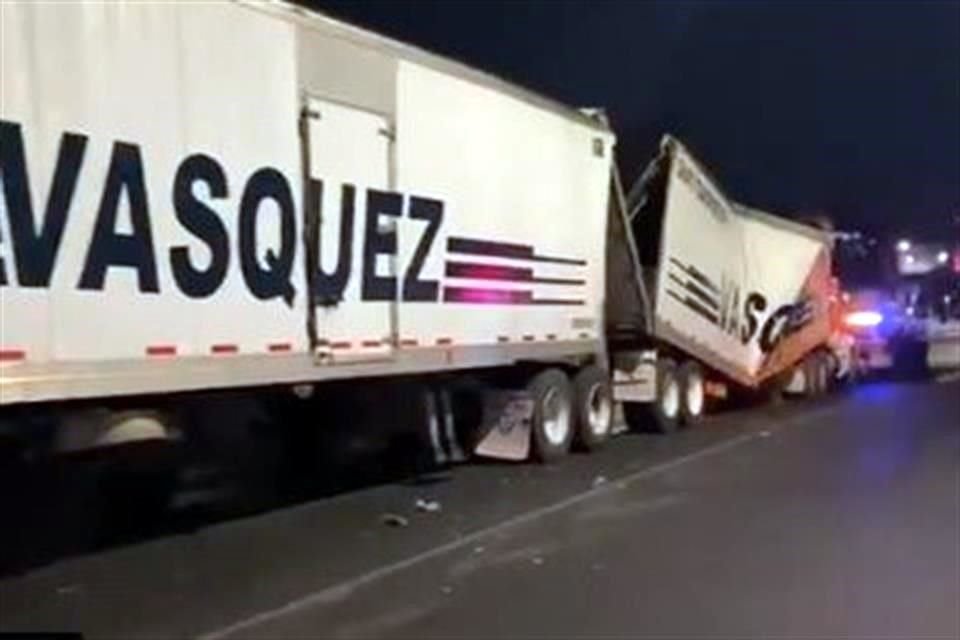 Tráiler quedó varado en Viaducto, cerca de Sur 67 A, luego que remolques de este se partieran en dos tras pasar bajo puente, según reportes.
