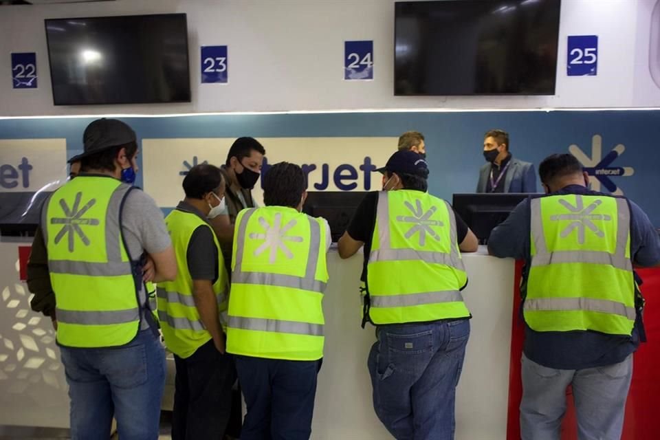 Empleados de Interjet demandan el impago de salarios por parte de la empresa.