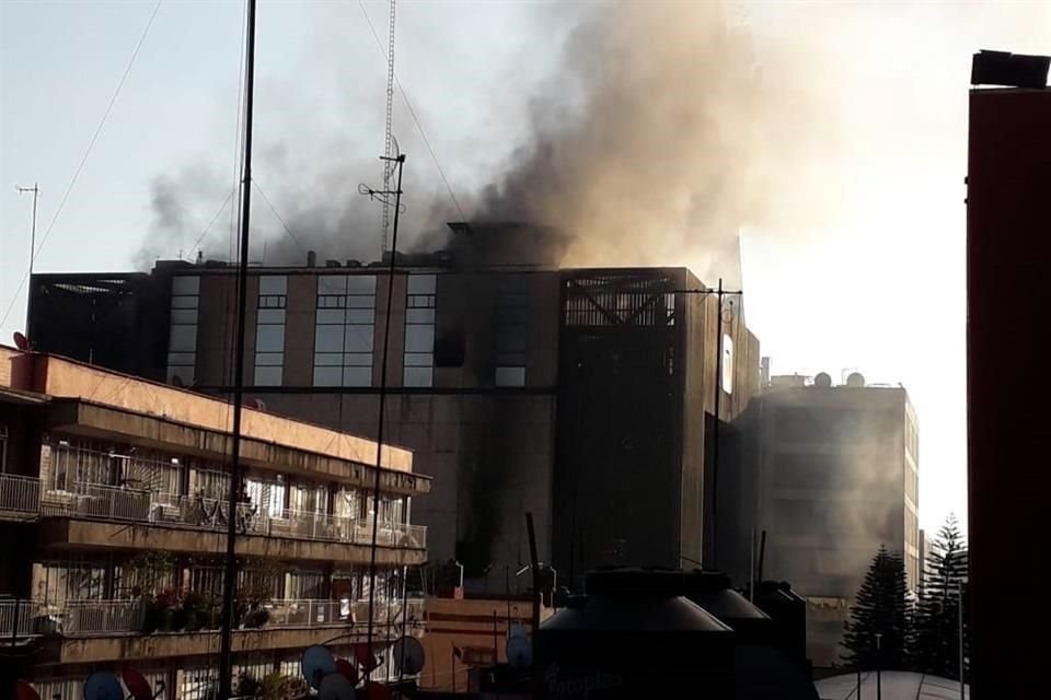 El incendio se originó con los tranformadores que había en el primer nivel del edificio.