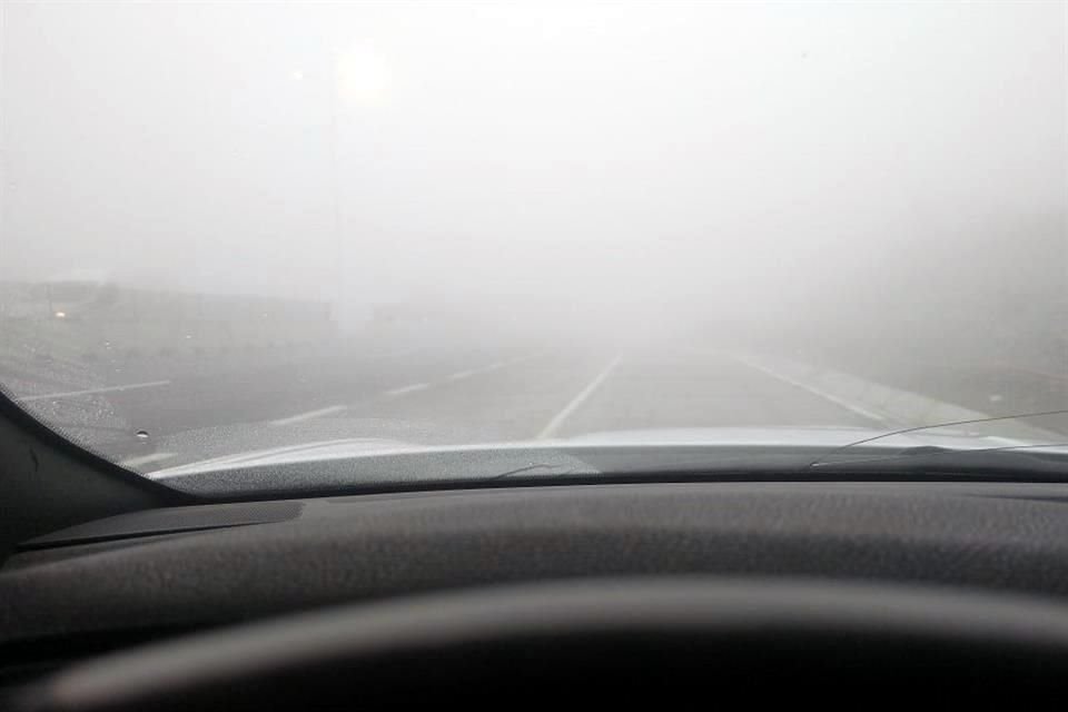 La visibilidad en la Autopista a Saltillo es afectada por bancos de niebla.