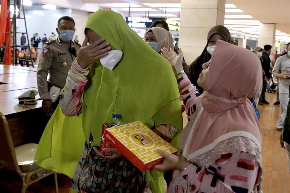 Parientes de los pasajeros llegan al centro de crisis en el aeropuerto de Soekarno-Hatta, luego de conocerse la desaparición del vuelo.