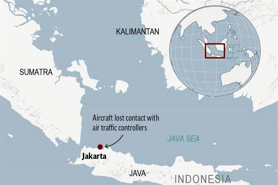 Una mapa ubica Yakarta, la capital de Indonesia, y el lugar donde los controladores perdieron el contacto con el avión.