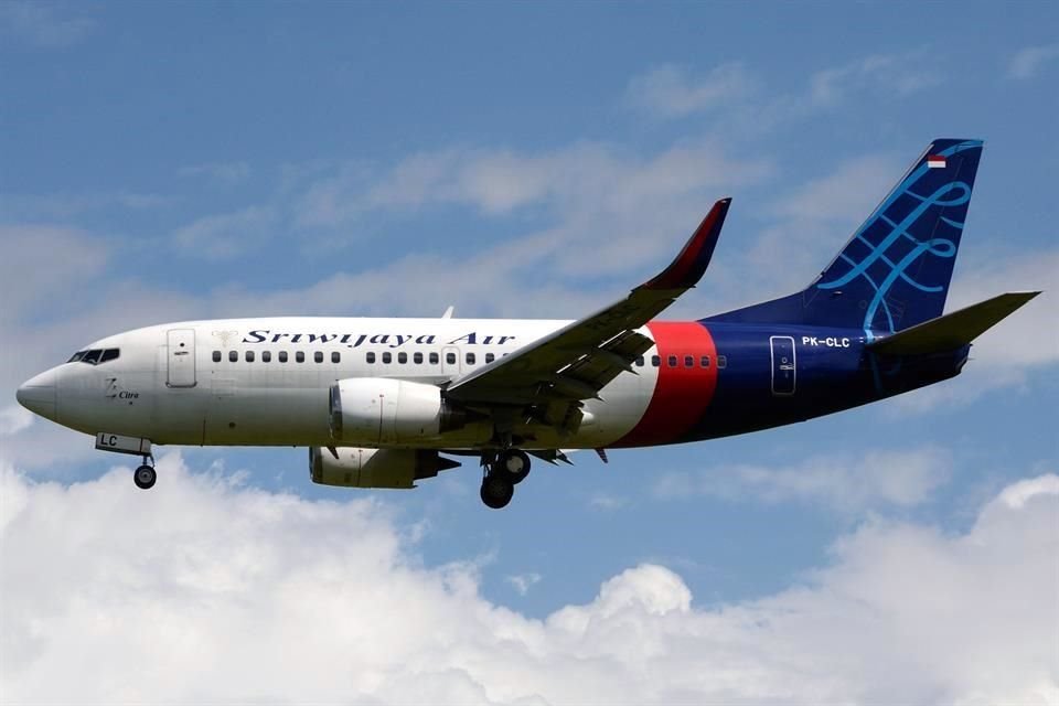 Un avión Boeing de la aerolínea Sriwijaya Air en el aire en una foto de archivo.