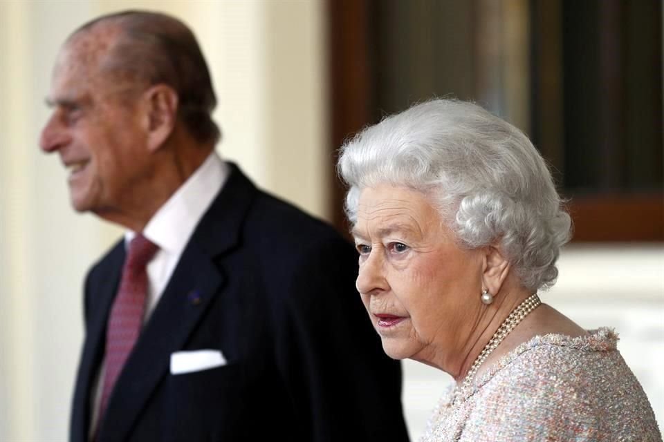 Reina Isabel de Inglaterra, de 94 años, y su esposo Felipe de Edimburgo, de 99 años, recibieron la vacuna contra el Covid-19.