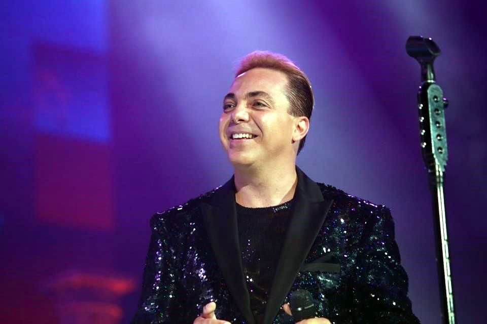 Con una imagen publicada en Instagram, el cantante Cristian Castro confirmó que tiene una nueva relación con su novia, Maite.