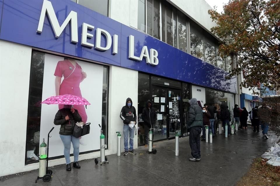 La fila de gente alcanzó una cuadra y media en el centro de distribución Medi Lab, en la Colonia Mitras Centro, en Monterrey.