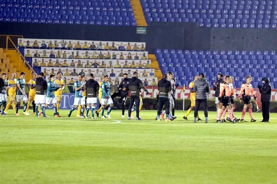 Los jugadores de banca le hicieron pasillo a los campeones.