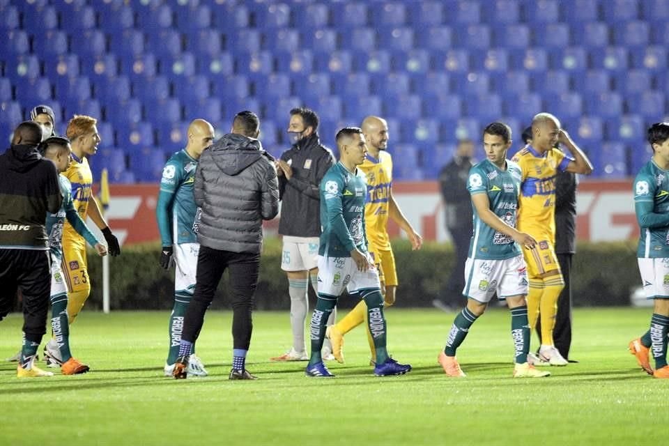 Las bancas le hicieron el pasillo a los dos equipos.
