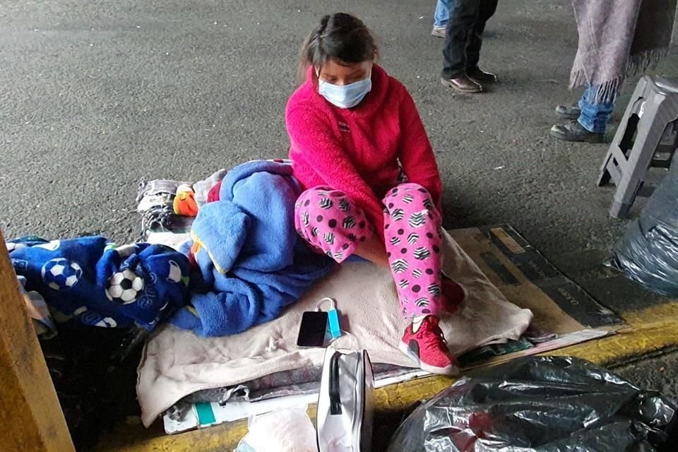 Con sólo 14 años, Yulma Claribel espera noticias de su bebé afuera del HU.