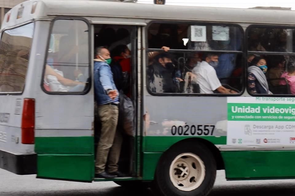 Las aglomeraciones en el transporte público, acentuadas por el cierre de tres líneas del Metro, sí son fuente de contagios