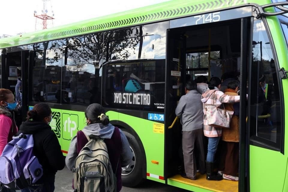 Este domingo continúan sin servicio seis líneas del  Metro tras incendio; camiones de RTP apoyan a los usuarios.