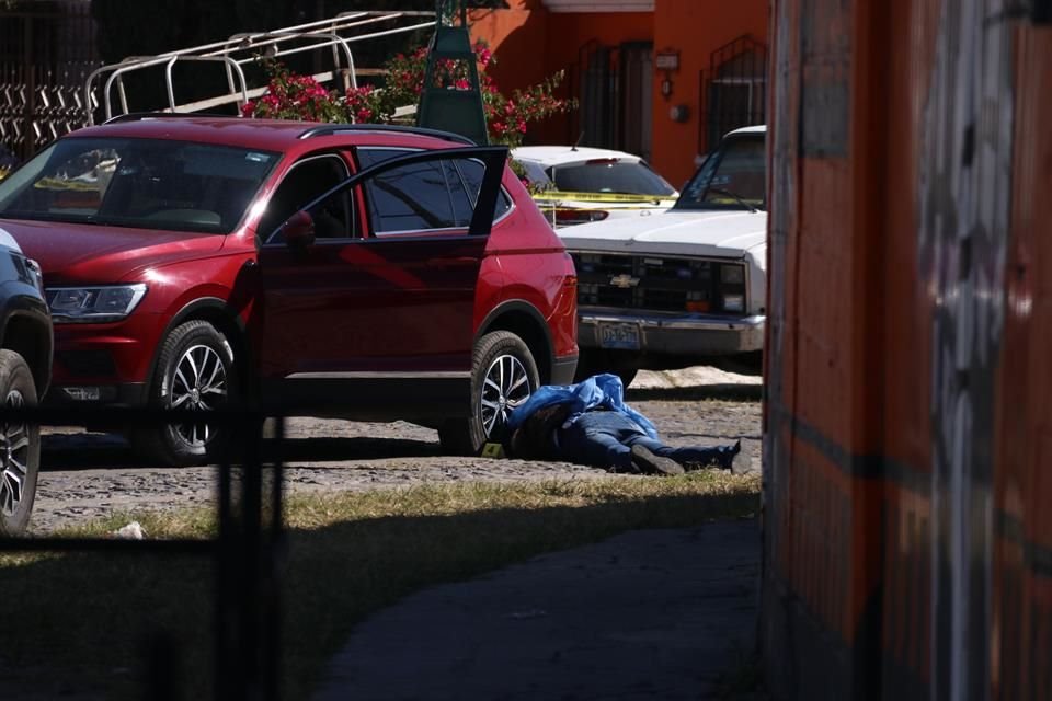 Un hombre que iba acompañado de su familia fue ejecutado a balazos en calles de la Colonia Jardines del Valle, en Zapopan.