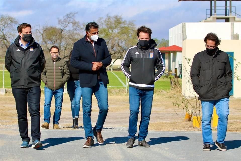 Mohammed Alkuwari (segundo de izquierda a derecha) visitó este domingo las instalaciones de La Cueva.