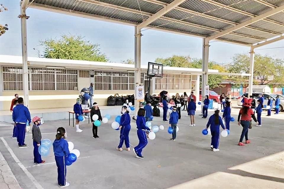 Alumnos de la Escuela Primaria Francisco Naranjo, en Monterrey, acudieron en diciembre pasado por regalos a su plantel.