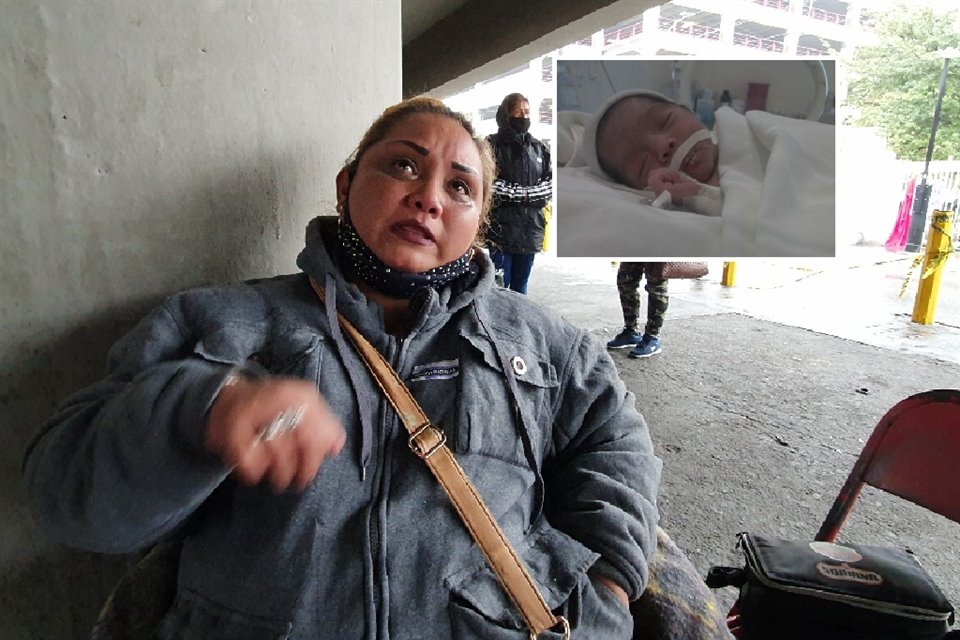 Rosy Claribel, abuela de la pequeña Celeste, espera afuera del HU noticias de la bebé junto a la madre de la niña.